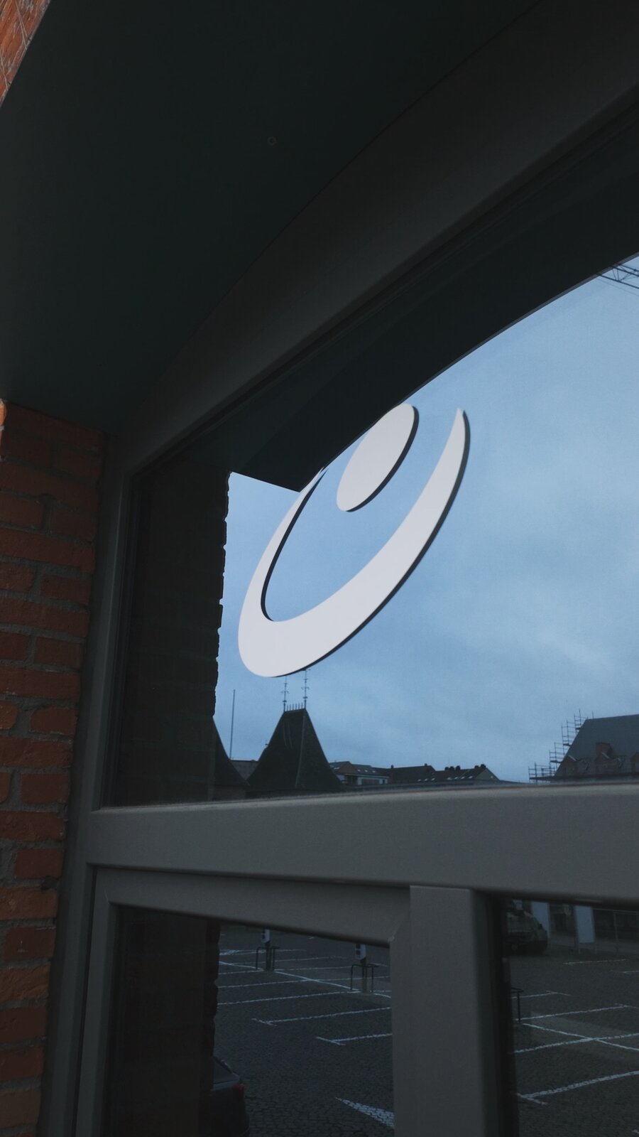Vitrophanie SACE Entreprendre — vitrine après pose du vinyle